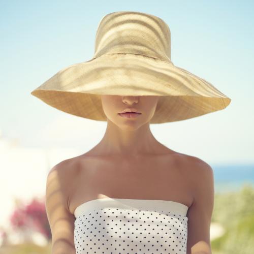紫外線防止のため帽子をかぶった女性